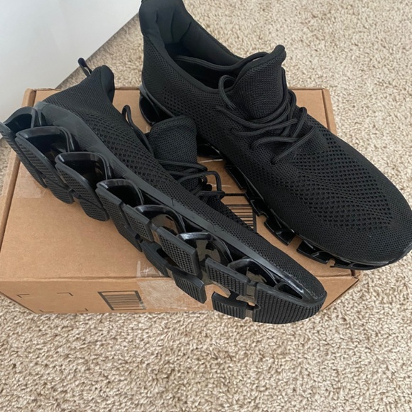 New In Box Men’s Black Sneakers Size 11 - Picture 2 of 5